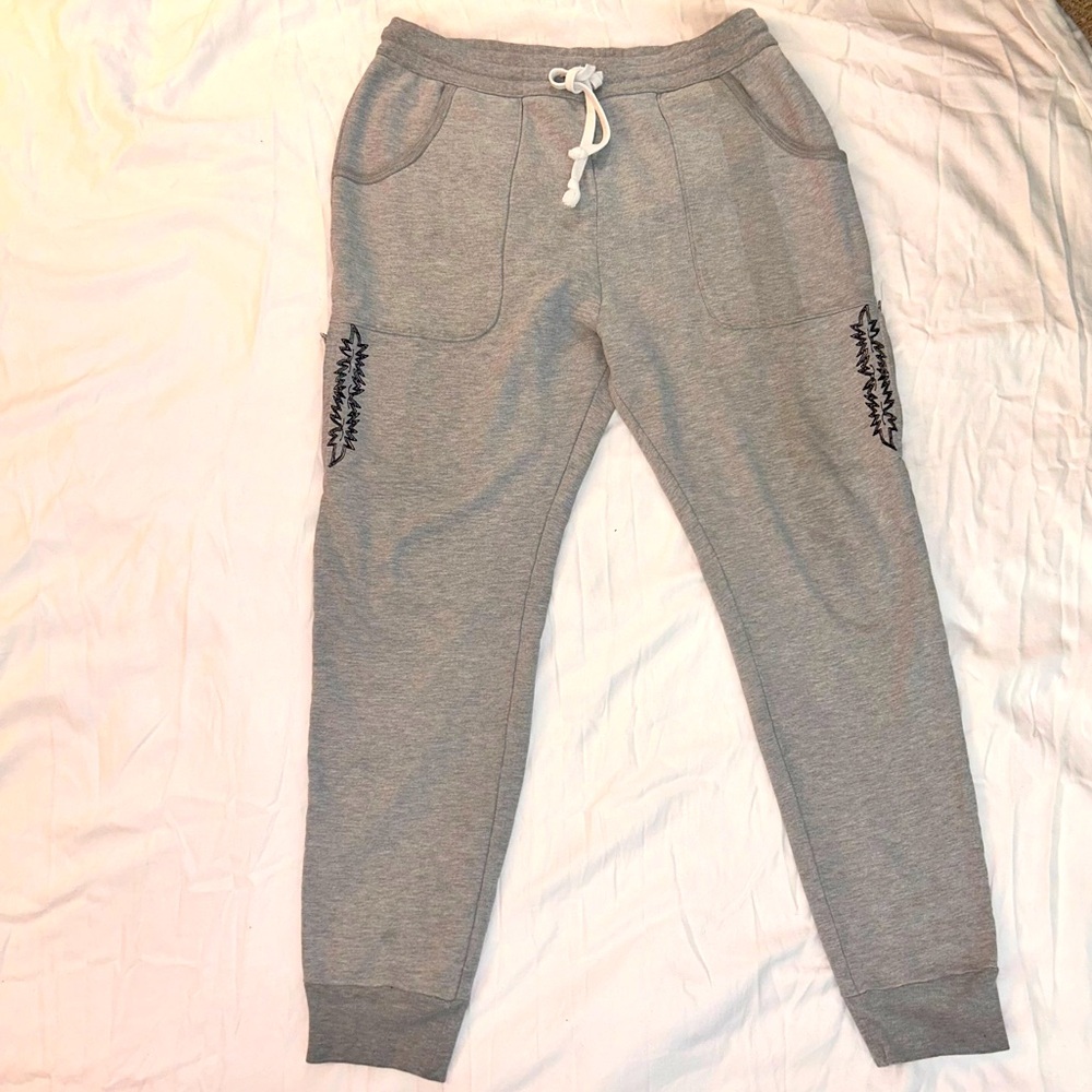 Drifter sweats men’s medium. Gray with side zip pockets and embroidery!